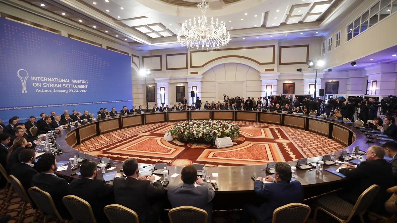 Les pourparlers de paix sur la Syrie entre émissaires de Bachar al-Assad et représentants des rebelles ont commencé. [keystone - AP Photo/Sergei Grits]