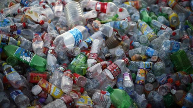 Un million de bouteilles en plastique sont vendues chaque minute dans le monde et ce chiffre devrait croître encore de 20% d'ici la fin de la décennie. [Keystone - Elizabeth Dalziel - AP Photo]