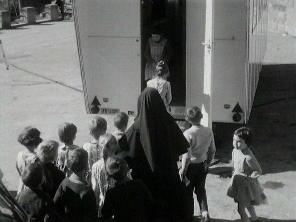 Clinique dentaire mobile à Fribourg en 1963. [RTS]