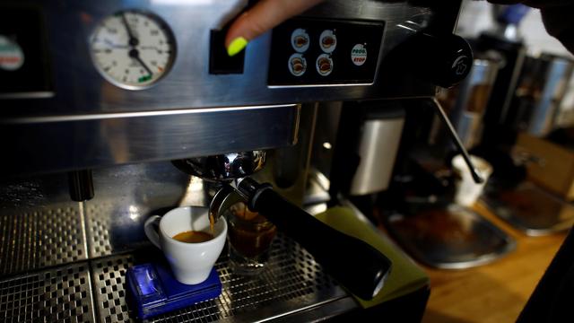 Boire du café régulièrement ferait vivre plus longtemps, selon deux études.