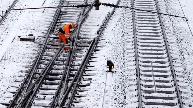 Le trafic ferroviaire a aussi été impacté par la neige. [Keystone - Salvatore Di Nolfi]