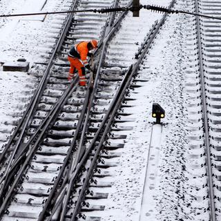 Le trafic ferroviaire a aussi été impacté par la neige. [Keystone - Salvatore Di Nolfi]