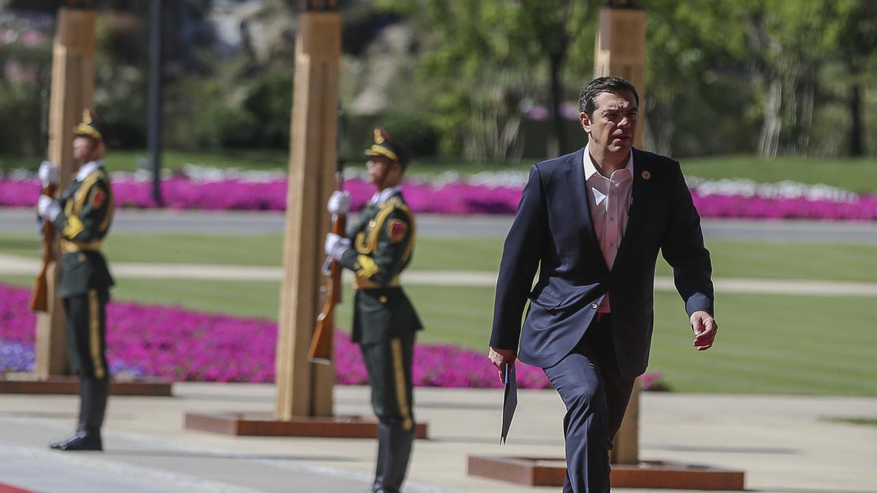 Le Premier ministre grec Alexis Tsipras à son arrivée à Pékin. [AP/Keystone - Roman Pilipey]