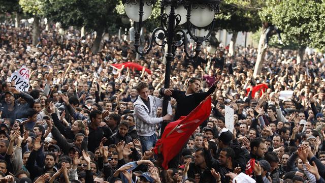 Des manifestants réclament le départ de Ben Ali à Tunis le 14 janvier 2011. [Reuters - Zohra Bensemra]