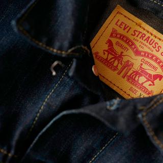 La marque américaine Levi Strauss va commercialiser une veste en jean connectée, conçue avec le géant technologique Google. [Reuters - Kai Pfaffenbach]
