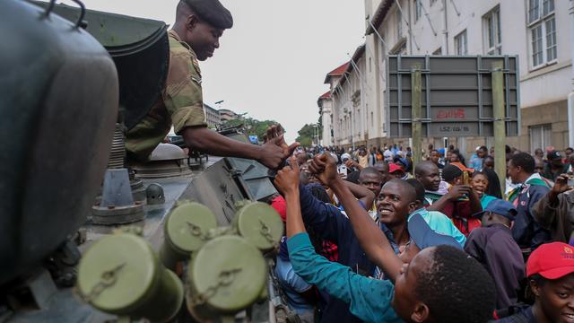 Des manifestants remercient les militaires dans les rues de Harare. [AFP - Tafadzwa Ufumeli / ANADOLU AGENCY]