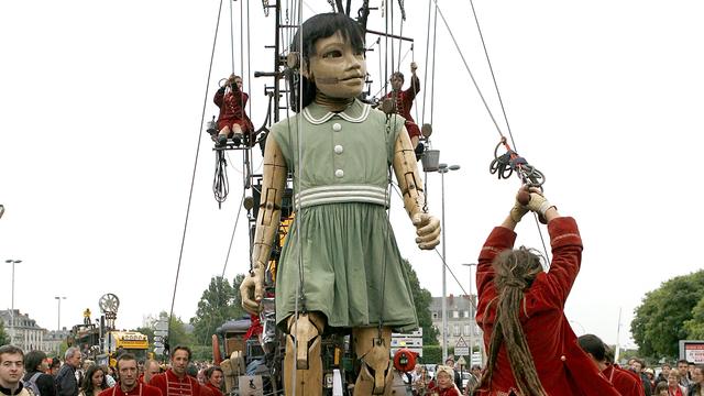 La jeune fille de la Saga des géants à Nantes en 2009. [ArtComArt / Royal de Luxe - Pascal Victor]