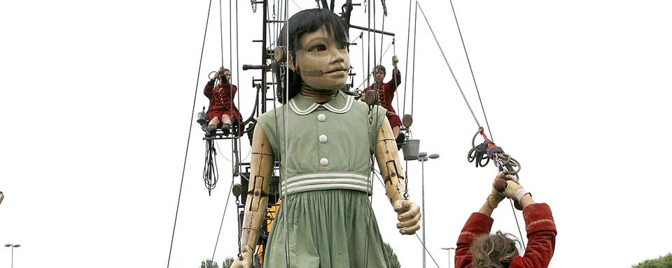 La jeune fille de la Saga des géants à Nantes en 2009. [ArtComArt / Royal de Luxe - Pascal Victor]