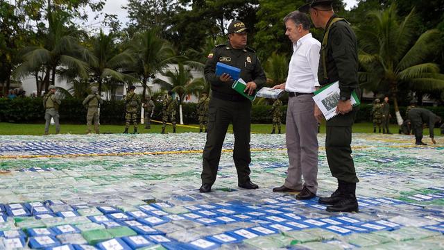 Le président colombien et la police au milieu des paquets de cocaïne, le 8 novembre 2017. [Keystone - Efrain Herrera]