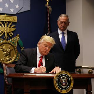 Donald Trump signant une version modifiée de son décret anti-immigration. [Reuters - Carlos Barria]