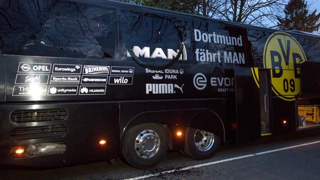 On voit les dégâts qu'ont causé les explosions au bus de l'équipe du Borussia Dortmund. [Bernd Thissen]