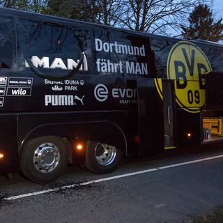 On voit les dégâts qu'ont causé les explosions au bus de l'équipe du Borussia Dortmund. [Bernd Thissen]