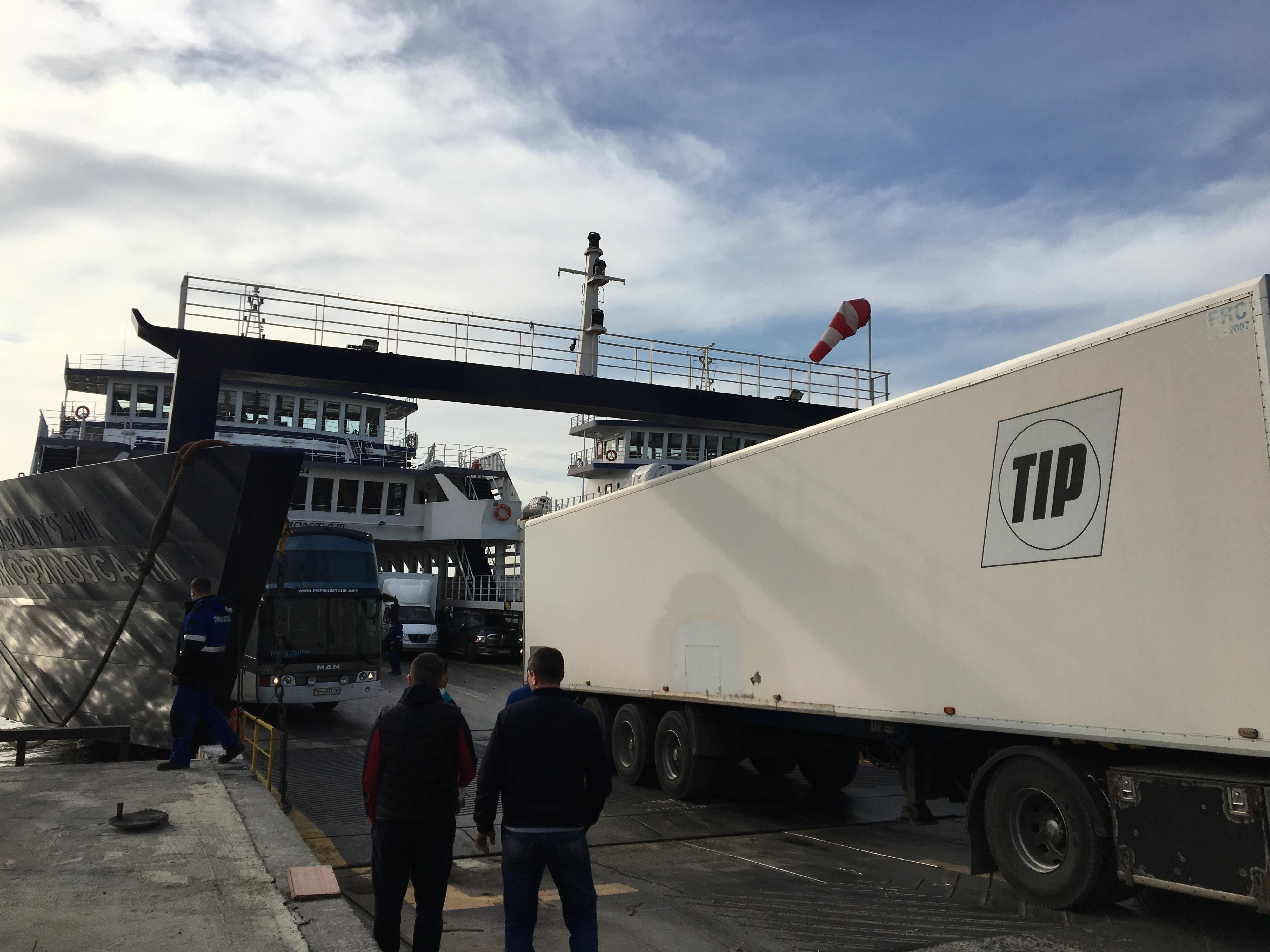 Le transport de marchandises et de passagers entre la Russie et la Crimée, dans le détroit du Kertch, se fait actuellement par ferry. [RTS - Isabelle Cornaz]