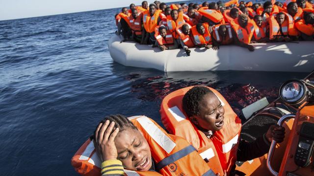 Des migrants sur des canots de sauvetage au large de la Libye. [Keystone - Sima Diab]