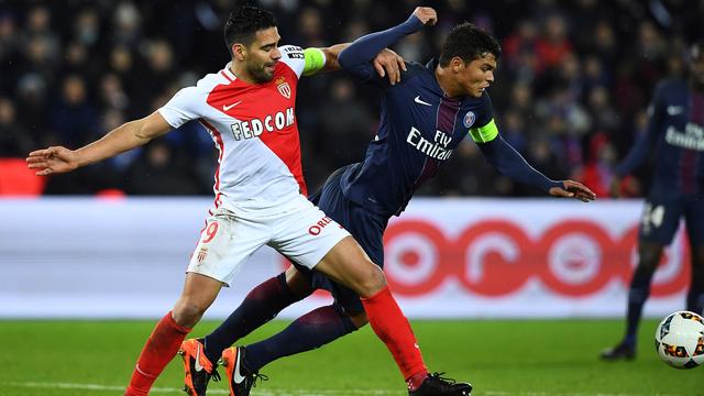 Radamel Falcao (Monaco) et Thiago Silva (PSG) ici au duel. [AFP - Franck Fife]