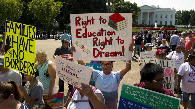 Des centaines de jeunes devant la Maison Blanche pour protester contre la suppression du programme DACA. [Keystone - AP Photo/Jose Luis Magana]