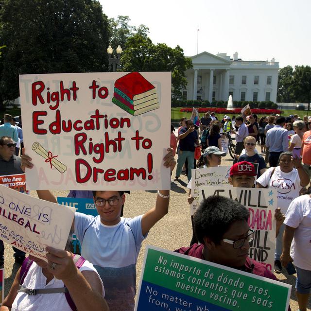 Des centaines de jeunes devant la Maison Blanche pour protester contre la suppression du programme DACA. [Keystone - AP Photo/Jose Luis Magana]