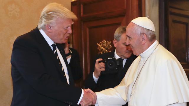 Poignée de mains entre le président américain Donald Trump et le pape François. [AFP - Alessandra Tarantino]