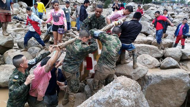 L'armée colombienne s'est rendue sur les lieux du glissement de terrain pour venir en aide à la population. [via AP - Colombian Army]