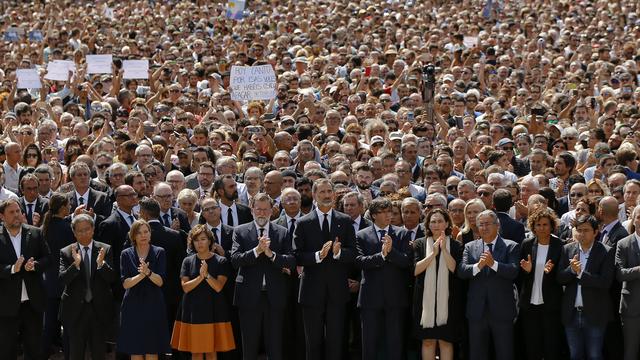 Une foule imposante s'est rassemblée vers midi au centre de Barcelone pour rendre hommage aux victimes, dont le roi Felipe, le Premier ministre Mariano Rajoy et le président de la Catalogne Carles Puigdemont. [Keystone - AP Photo/Francisco Seco]