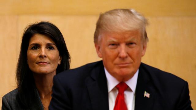 L'ambassadrice des Etats-Unis Nikki Haley et le président Donald Trump lors d'une session à l'ONU le 18 septembre 2017. [Reuters - Kevin Lamarque]