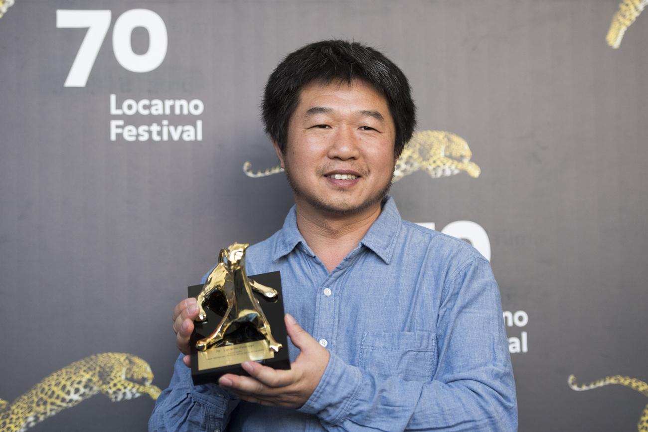 Le réalisateur chinois Bing Wang pose avec son Léopard d'or. [AP/Keystone - Urs Flueeler]