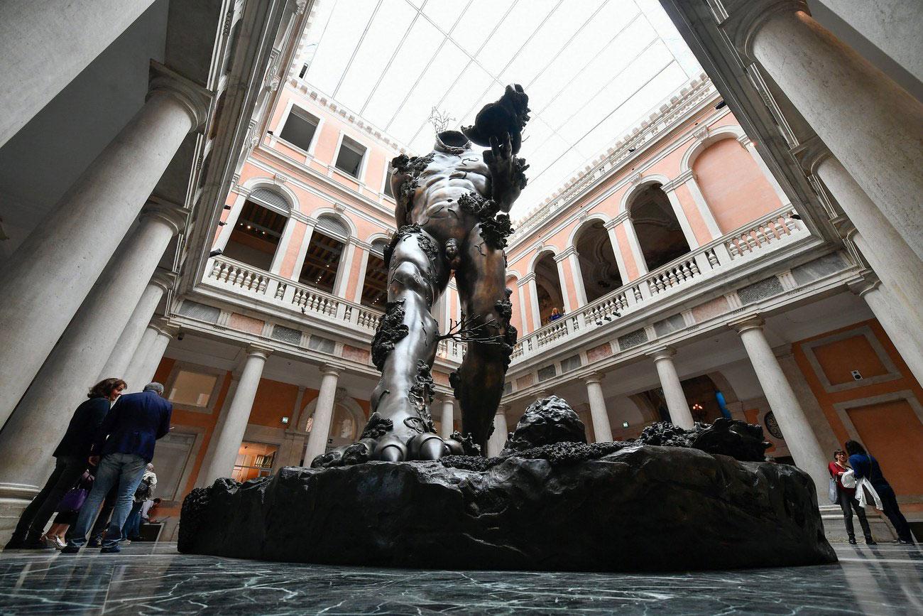 L'oeuvre "Demon with Bowl" (Démon avec un bol) de Damien Hirst exposée au Palazzo Grassi à Venise le 12 may 2017. [Keystone - Zsolt Czegledi]