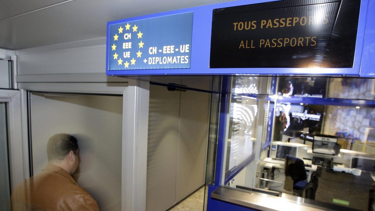 Les contrôles systématiques ont été réintroduits pour les passagers hors Schengen. [Keystone - Martial Trezzini]
