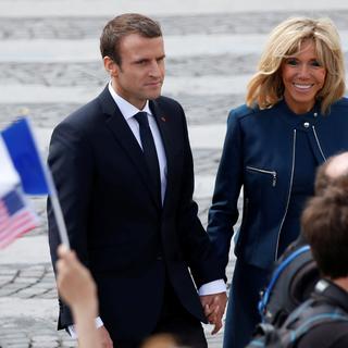 Brigitte et Emmanuel Macron, sur les Champs-Elysées, le 14 juillet 2017. [Reuters - Charles Platiau]