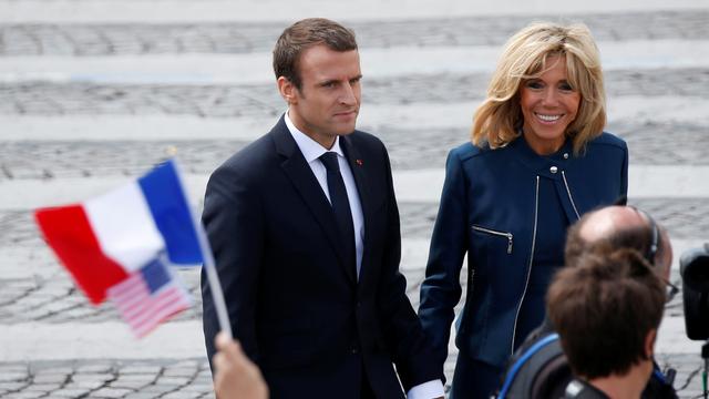 Brigitte et Emmanuel Macron, sur les Champs-Elysées, le 14 juillet 2017. [Reuters - Charles Platiau]