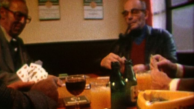 Clients dans un café en 1981. [RTS]