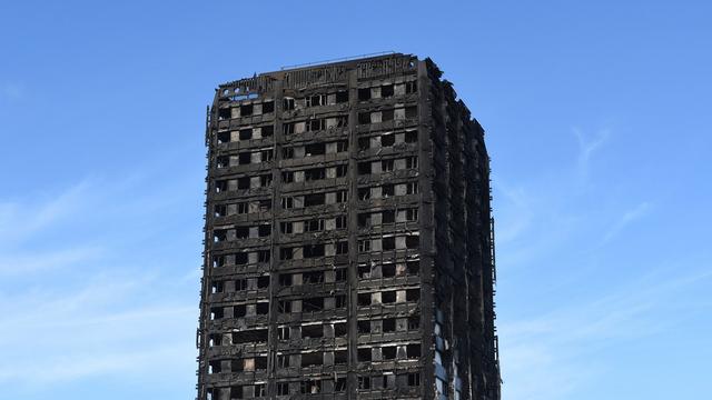 Ce qu'il reste de la Grenfell Tower, dans le North Kensington. Photographie prise jeudi 15 juin. [Keystone - Facundo Arrizabalaga/EPA]