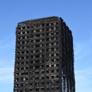 Ce qu'il reste de la Grenfell Tower, dans le North Kensington. Photographie prise jeudi 15 juin. [Keystone - Facundo Arrizabalaga/EPA]