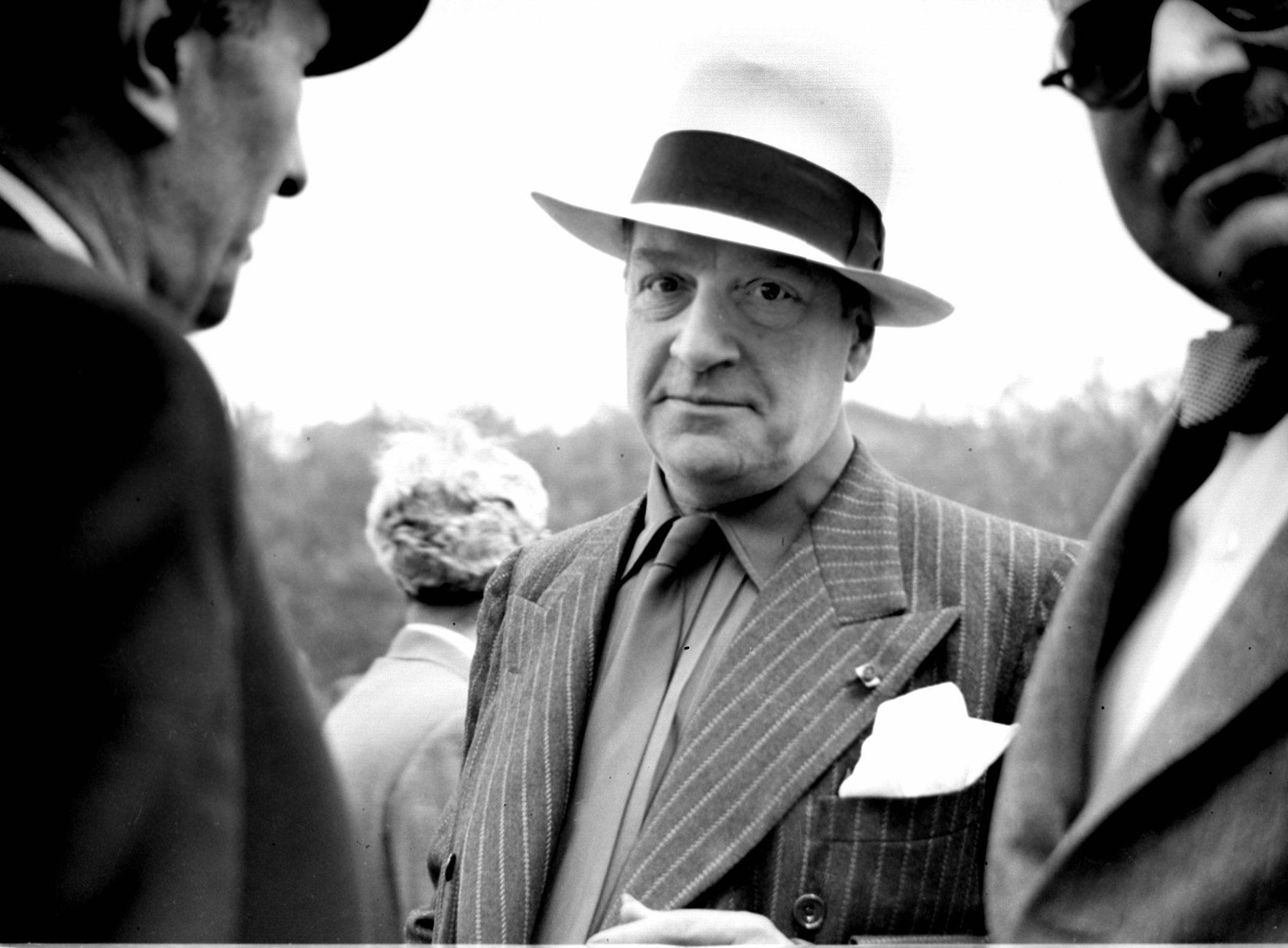 Sacha Guitry, le 28 juin 1939, jour de son élection à l'Académie Goncourt, et pendant le tournage de son film "Ils étaient neuf célibataires". [AFP]