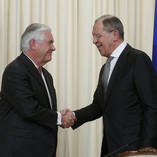 Sergueï Lavrov et Rex Tillerson se serrant la main après la conférence de presse. [KEYSTONE - SERGEI CHIRIKOV]