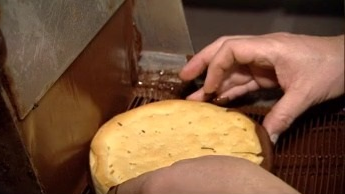 Fabrication du gâteau bullois. [RTS]