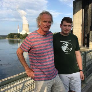 Deux écologistes allemands, Bernd Wallaschek et Niklas Nüssle, devant la centrale nucléaire de Leibstadt. [RTS - Delphine Gendre]