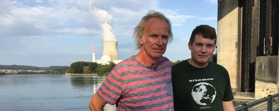 Deux écologistes allemands, Bernd Wallaschek et Niklas Nüssle, devant la centrale nucléaire de Leibstadt. [RTS - Delphine Gendre]