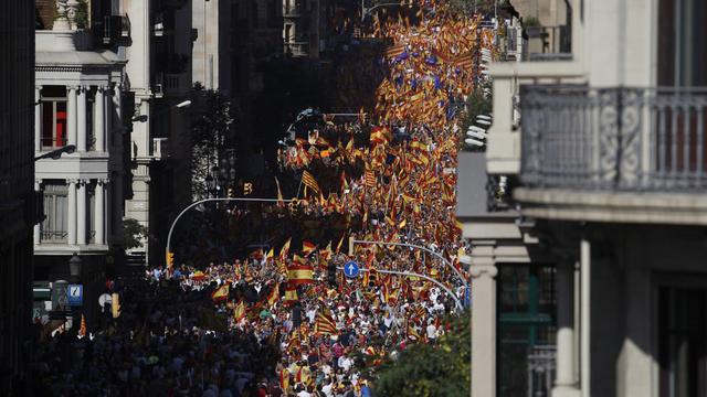 Manifestation en faveur de l'unité de l'Espagne le 8 octobre 2017 à Barcelone. [Keystone - Alberto Estevez]