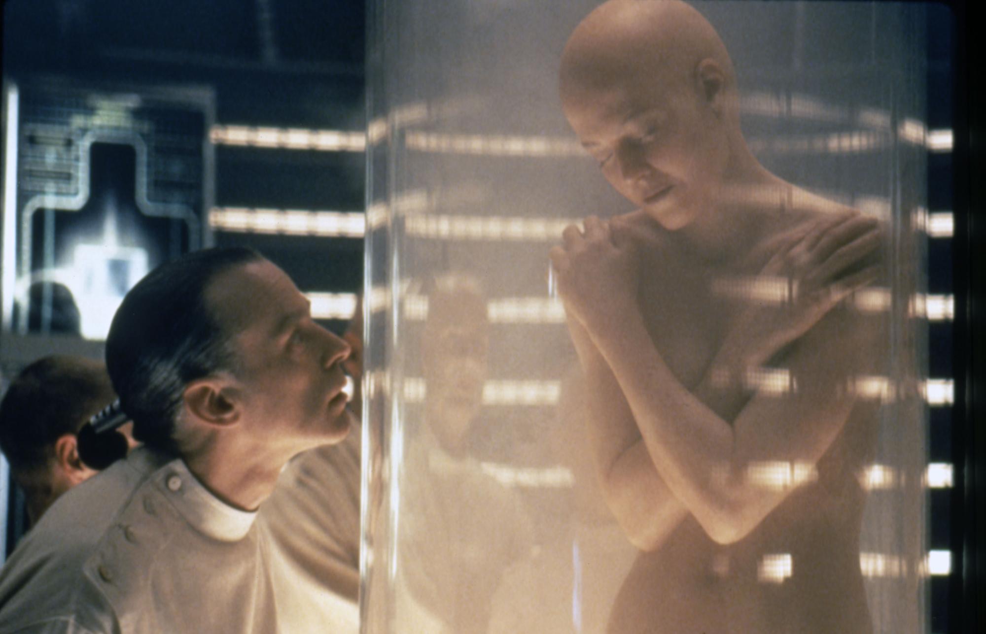 Sigourney Weaver dans "Alien la résurrection" (1997), réalisé par Jean-Pierre Jeunet. [Collection Christophel - Twentieth Century Fox Film Corpo / Collection ChristopheL]