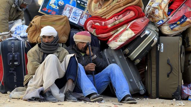 Migrants en attente à la frontière tunisio-libyenne de Ras Jedir. [Reuters - Zohra Bensemra]