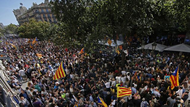 Des milliers de Catalans séparatistes ont manifesté dans les rues de Barcelone. [Keystone - Manu Fernandez]