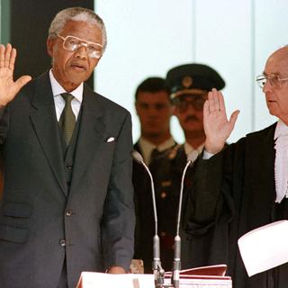 10 mai 1994: Nelson Mandela prête serment comme président sud-africain. [JDP/Reuters - Peter Andrews]