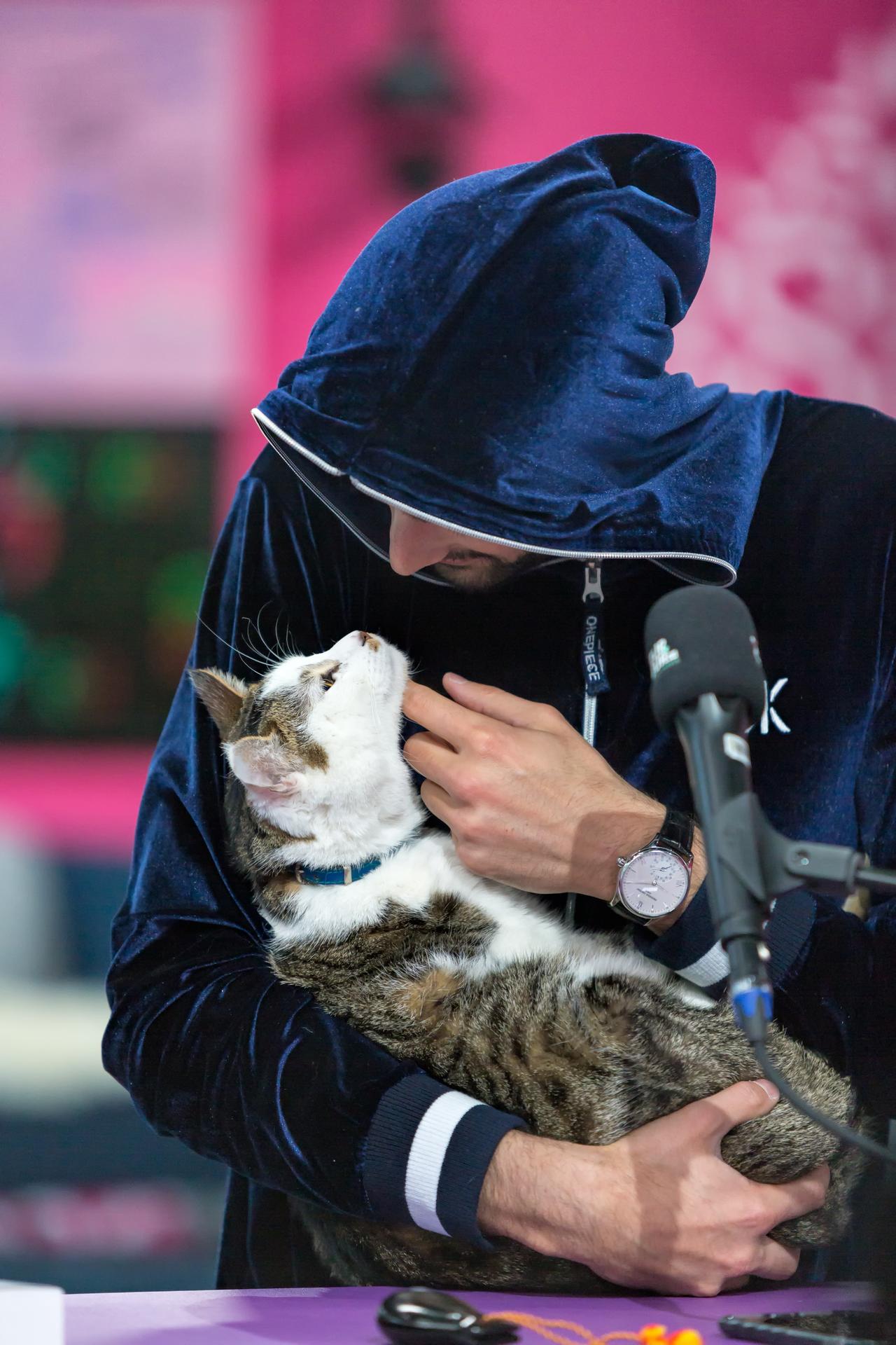 Gros câlin de Jonas avec Rodolf. [RTS - Alexandre Chatton]