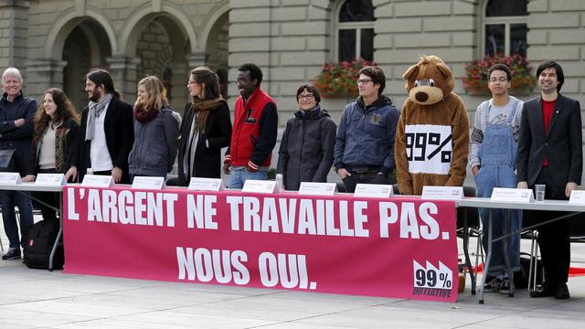 Les jeunes socialistes lors du lancement de l'initiative dite des 99%, le 4 octobre sur la place fédérale à Berne. [Peter Klaunzer]