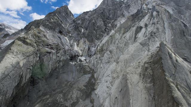 La montagne, au-dessus de Bondo, où la roche s'est détachée. [KEYSTONE - Giancarlo Cattaneo]