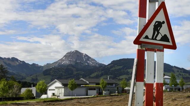 Le droit d'emption constitue l'une des pierres d'achoppement de la LAT. [Keystone - Jean-Christophe Bott]