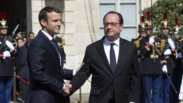 Passation de pouvoir entre Emmanuel Macron et François Hollande. [Keystone - Julien De Rosa]