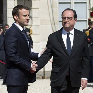Passation de pouvoir entre Emmanuel Macron et François Hollande. [Keystone - Julien De Rosa]