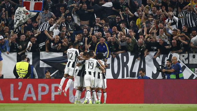 La Juventus célèbre, devant ses fans, le premier but de la soirée au Juventus Stadium. [Stefano Rellandini]